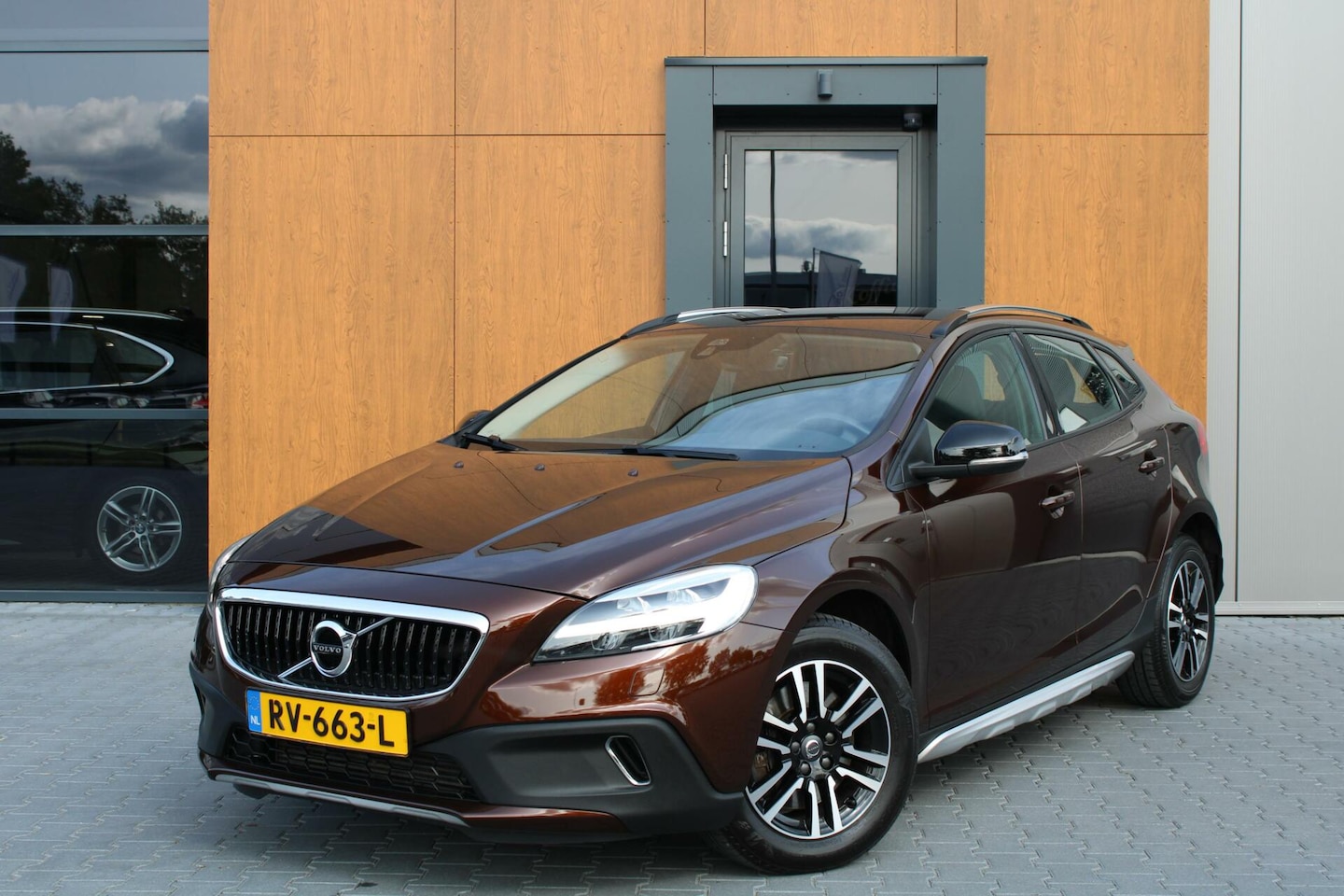 Volvo V40 Cross Country - 2.0 T3 Nordic+ | Org NL | Camera | Full LED - AutoWereld.nl