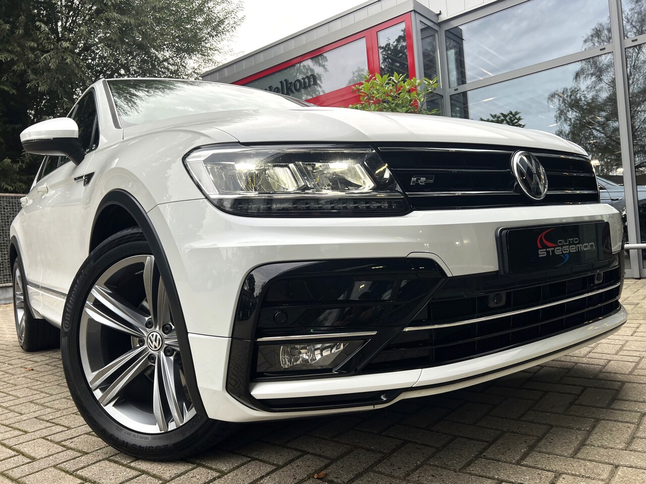 Volkswagen Tiguan - 1.5 TSI ACT AUT DSG *!* R-LINE *!* PANORAMADAK/ VIRTUAL/ LED/ 19 INCH *!* - AutoWereld.nl