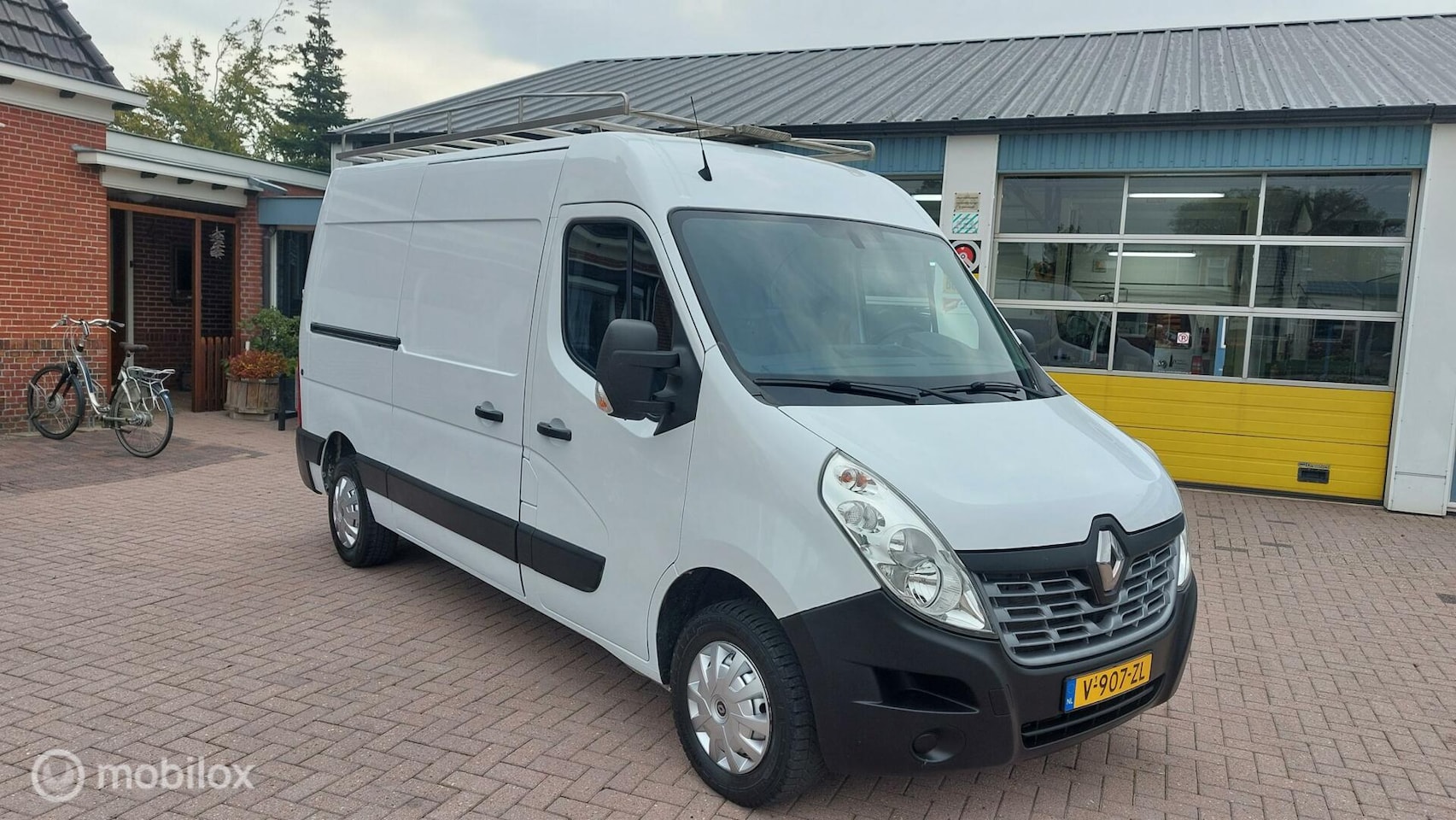 Renault Master - bestel T35 2.3 dCi L2H2 3 Zits bank en imperiaal !! - AutoWereld.nl