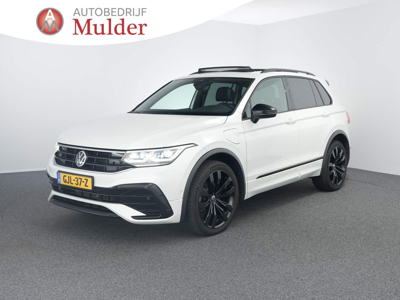 Volkswagen Tiguan - 1.4 TSI eHybrid R-Line Business+ | Blackstyle | Pano | 20"LM | Trekhaak | Winterpakket - AutoWereld.nl