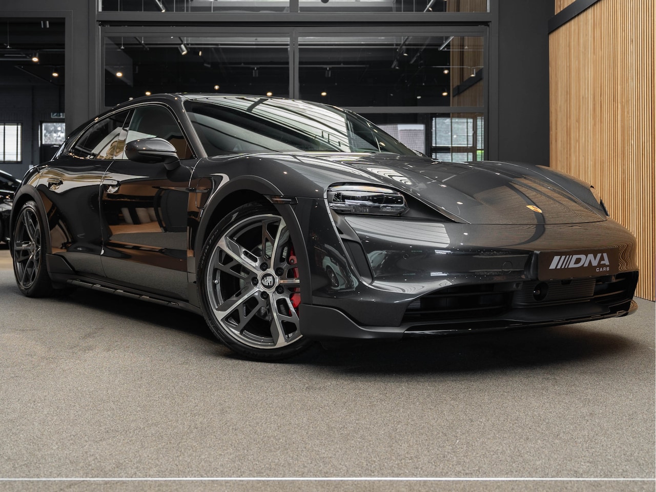 Porsche Taycan Cross Turismo - 4S Off Road Design 4S Cross Turismo 93 kWh Achteras Bose Pano - AutoWereld.nl