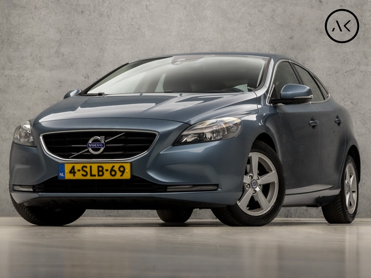 Volvo V40 - 1.6 D2 Momentum (NAVIGATIE, CLIMATE, DIGITAL COCKPIT, LEDER, SPORTSTOELEN, TREKHAAK, CRUIS - AutoWereld.nl