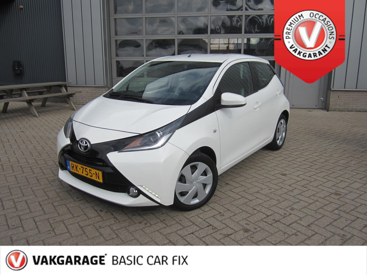 Toyota Aygo - 1.0 VVT-i x-play navi airco - AutoWereld.nl