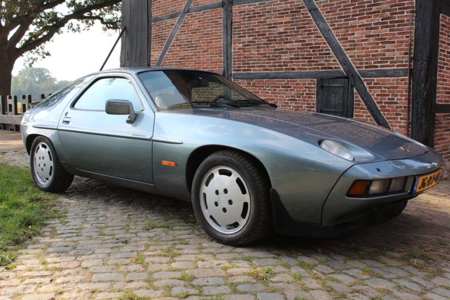 Porsche 928 - S Aut. 40 jaar oud, belasting vrij. 8 x 928 op voorraad - AutoWereld.nl