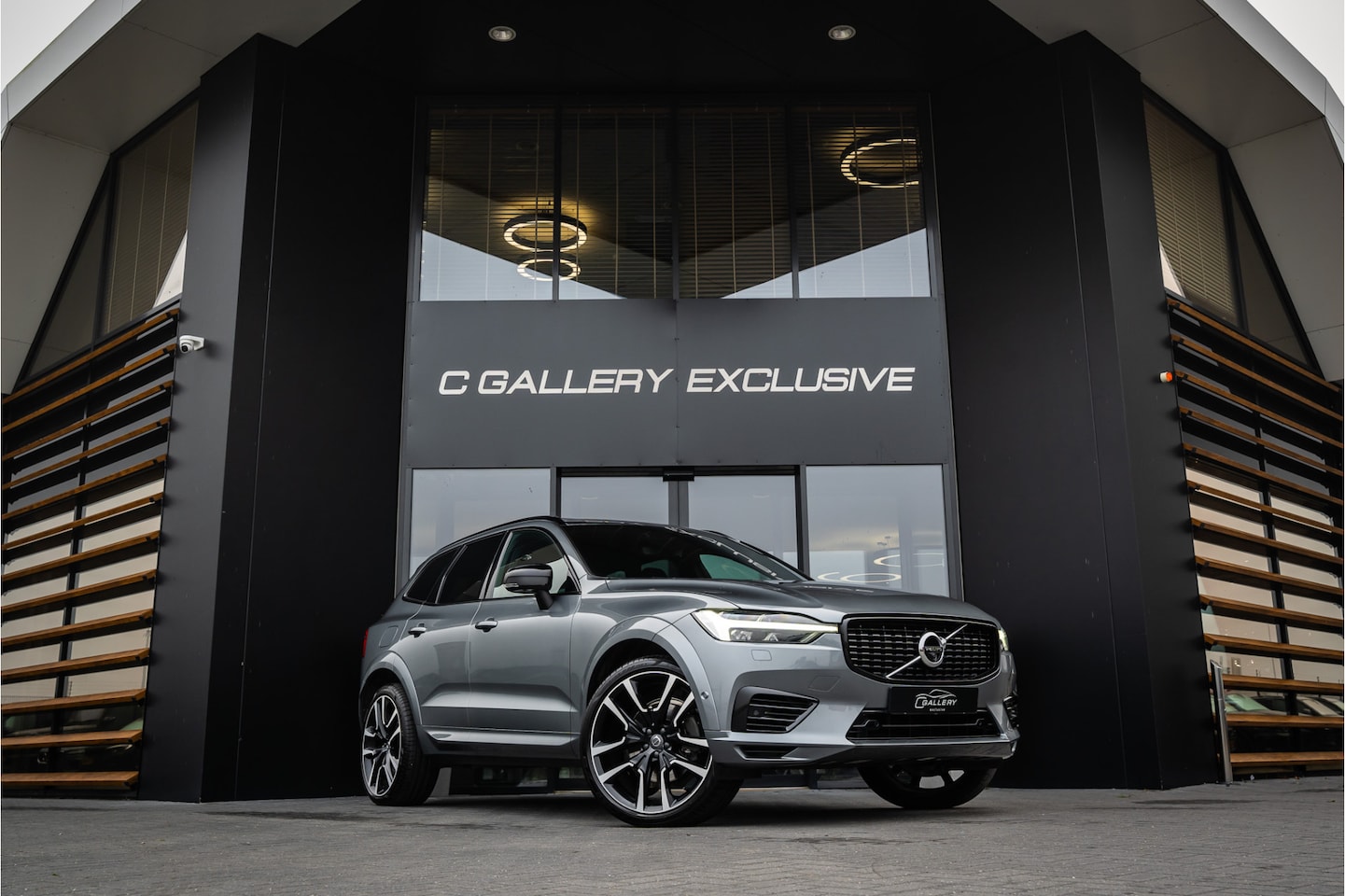 Volvo XC60 - 2.0 Recharge T6 AWD R-Design - Panorama | HUD | H&K | 22'' - AutoWereld.nl