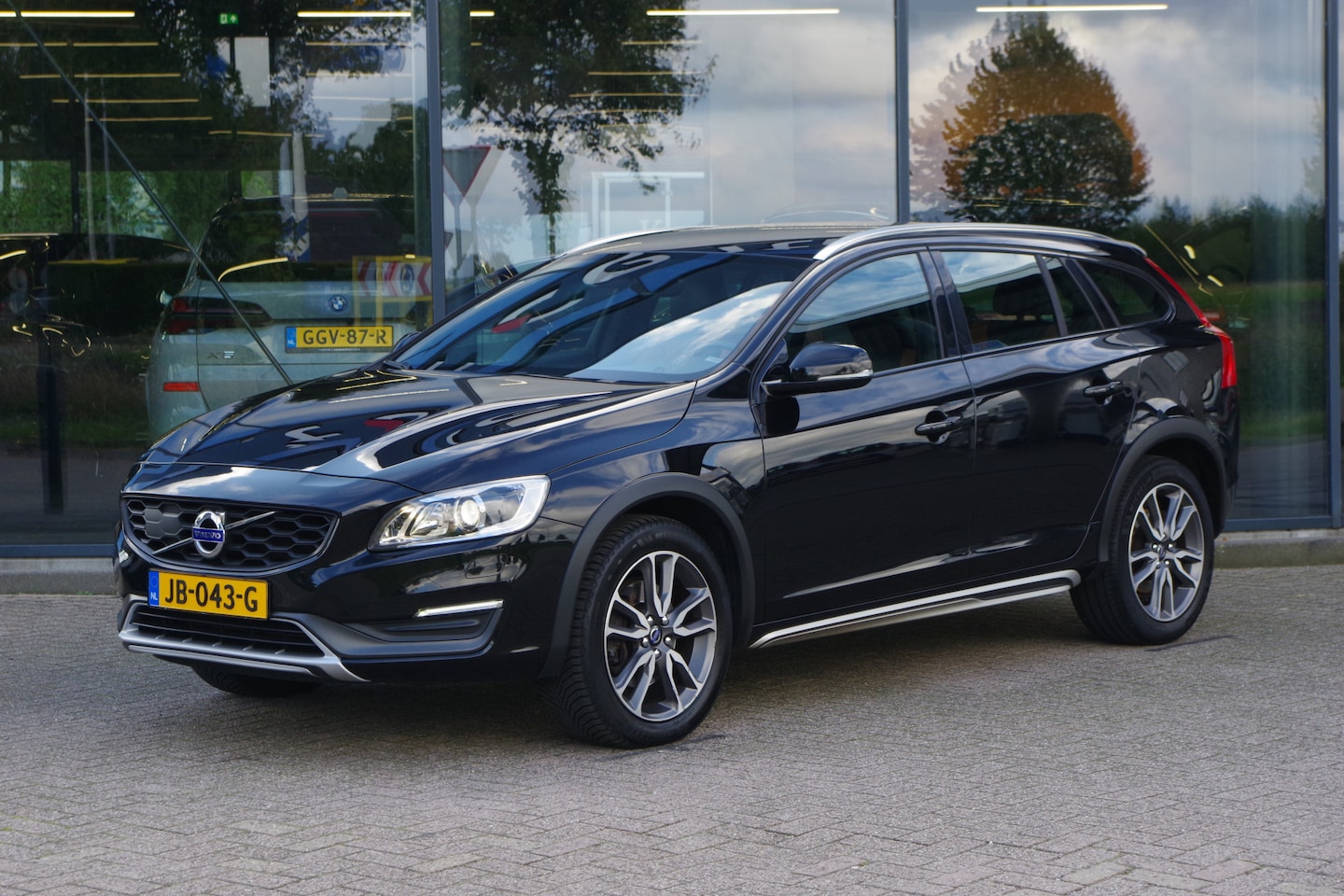 Volvo V60 Cross Country - 2.0 T5 245 PK Automaat Summum, Lederen Sportstoelen, Adap. Cruise Control, Harman / Kardon - AutoWereld.nl