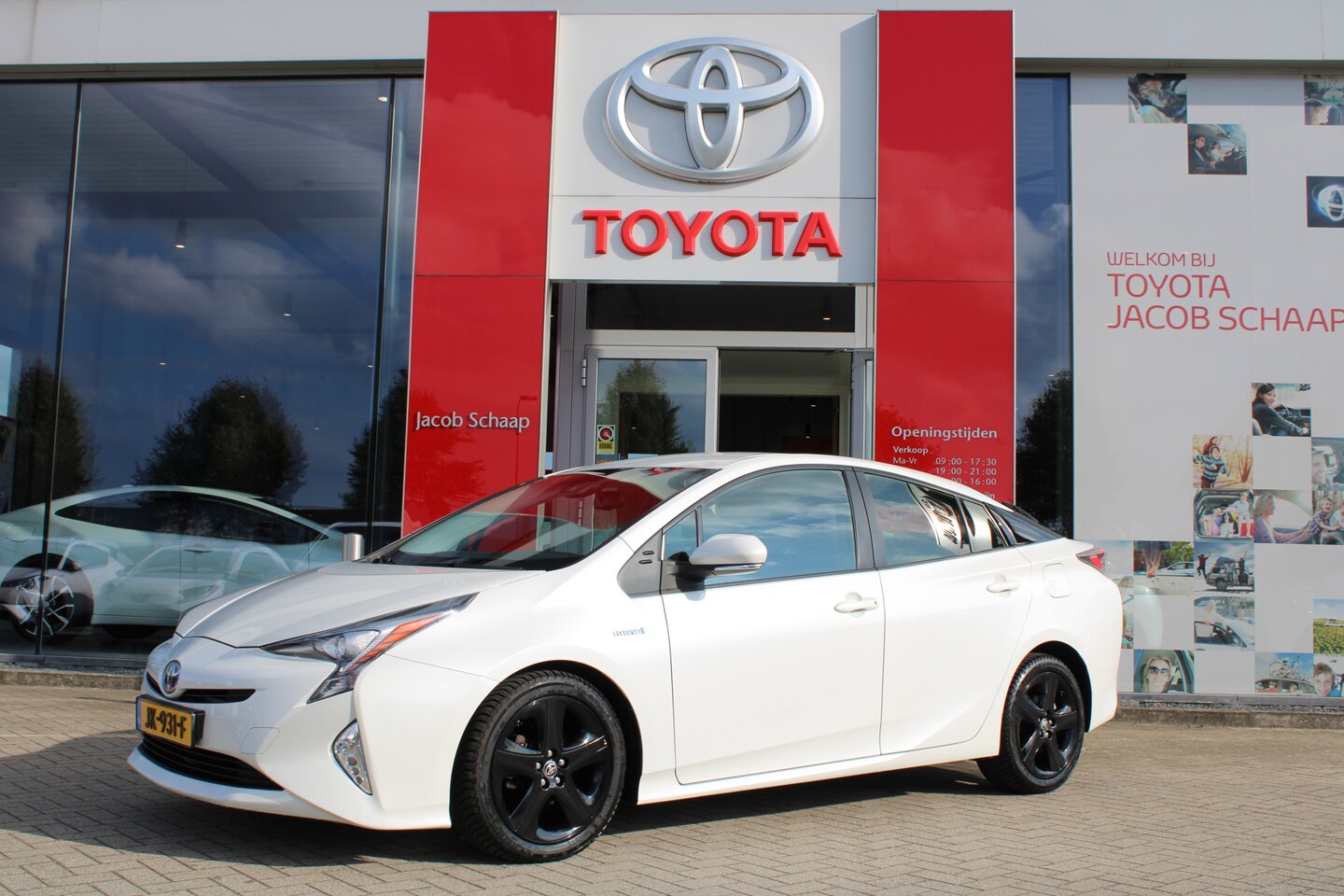 Toyota Prius - 1.8 Hybrid First Edition Automaat 122pk | Nr. 02/250 | HUD | Navigatie | Dodehoekdetectie - AutoWereld.nl