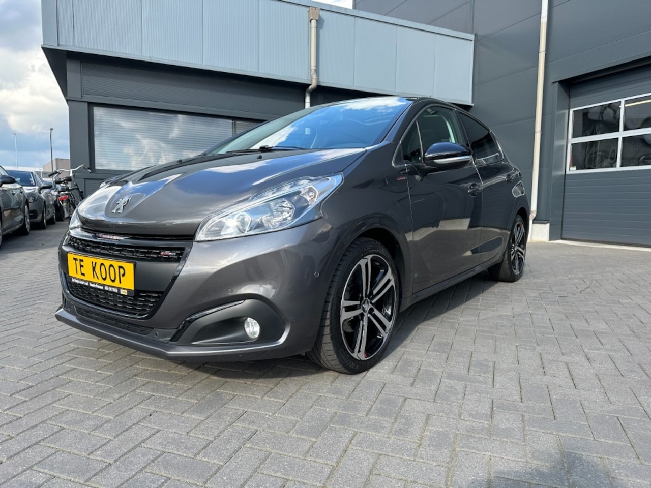 Peugeot 208 - 1.2 PureTech GT-Line Grijs, 1e eigenaar! Navigatie, achteruitrij - AutoWereld.nl