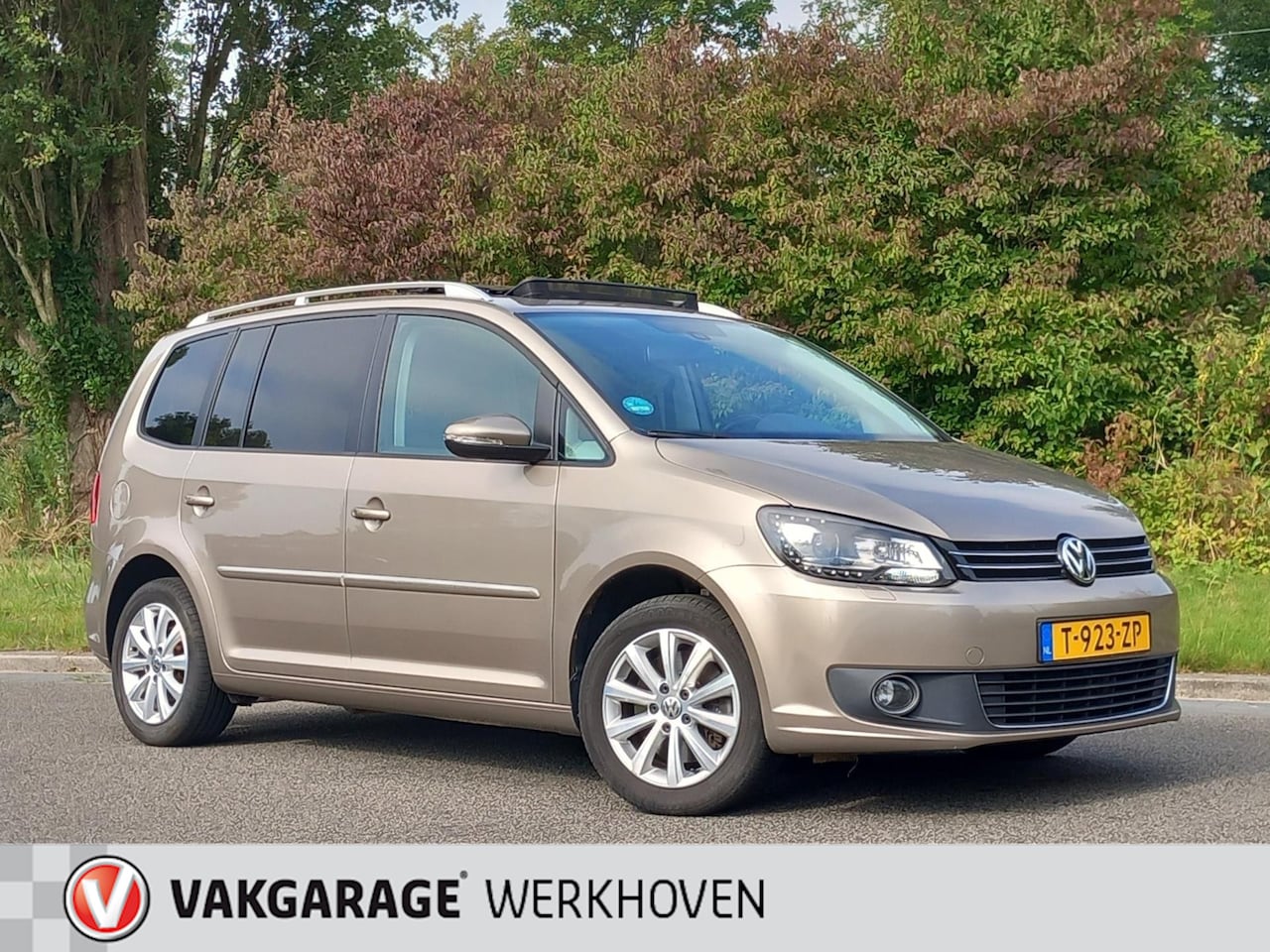 Volkswagen Touran - 1.4 TSI Comfortline 7-persoons | Panoramadak | Trekhaak - AutoWereld.nl