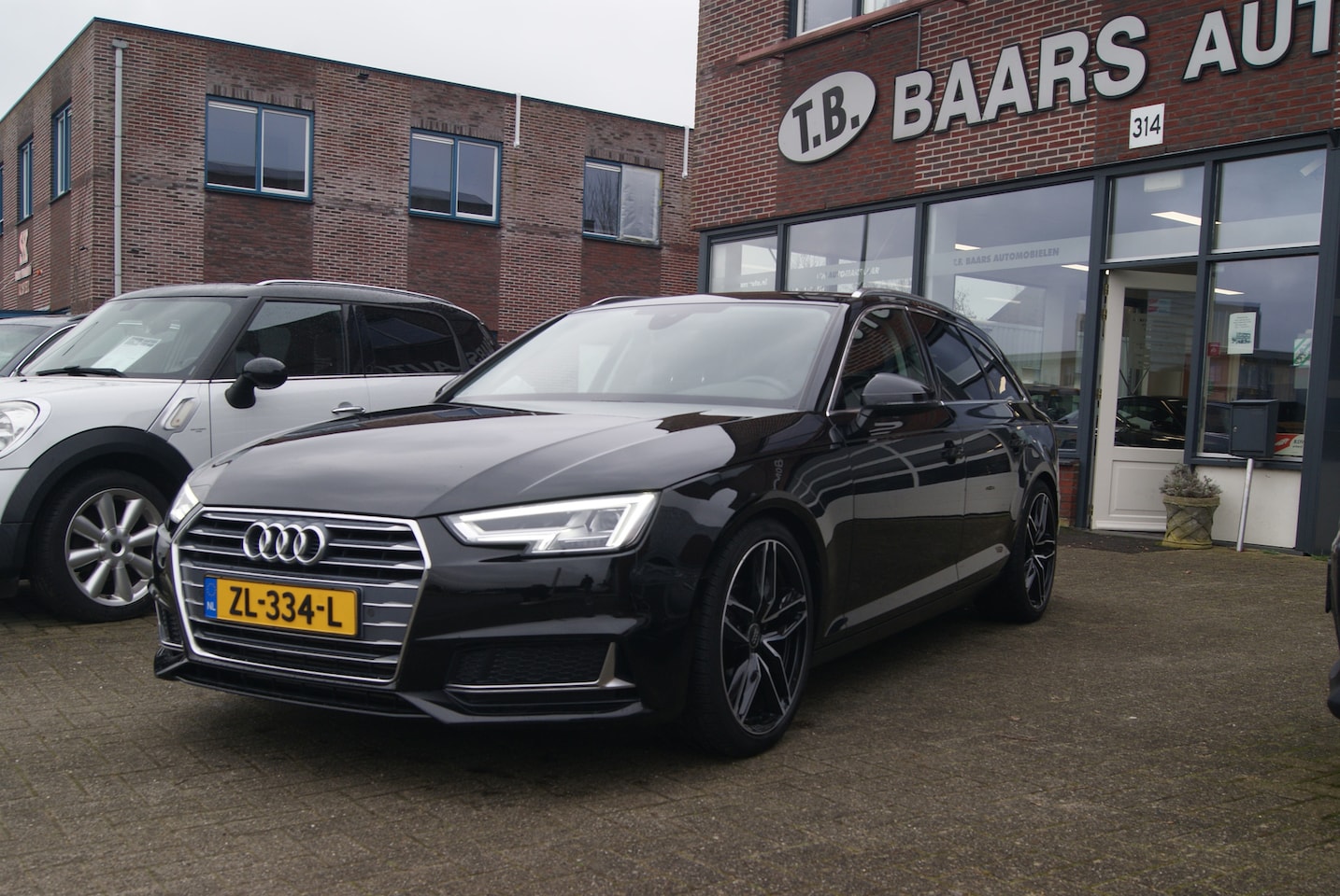 Audi A4 Avant - 35 TFSI 150pk S tronic S Line Black Edition - AutoWereld.nl