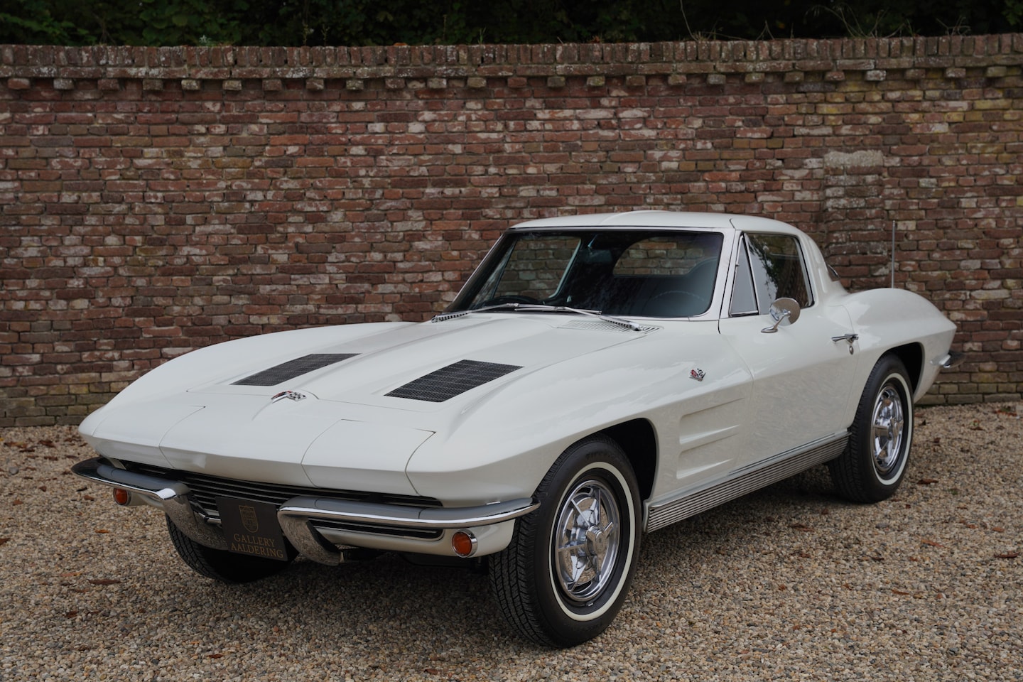 Corvette C2 - Sting Ray Split Window Rare one-year-only 'Split Window' Coupé, Restored condition, Origin - AutoWereld.nl