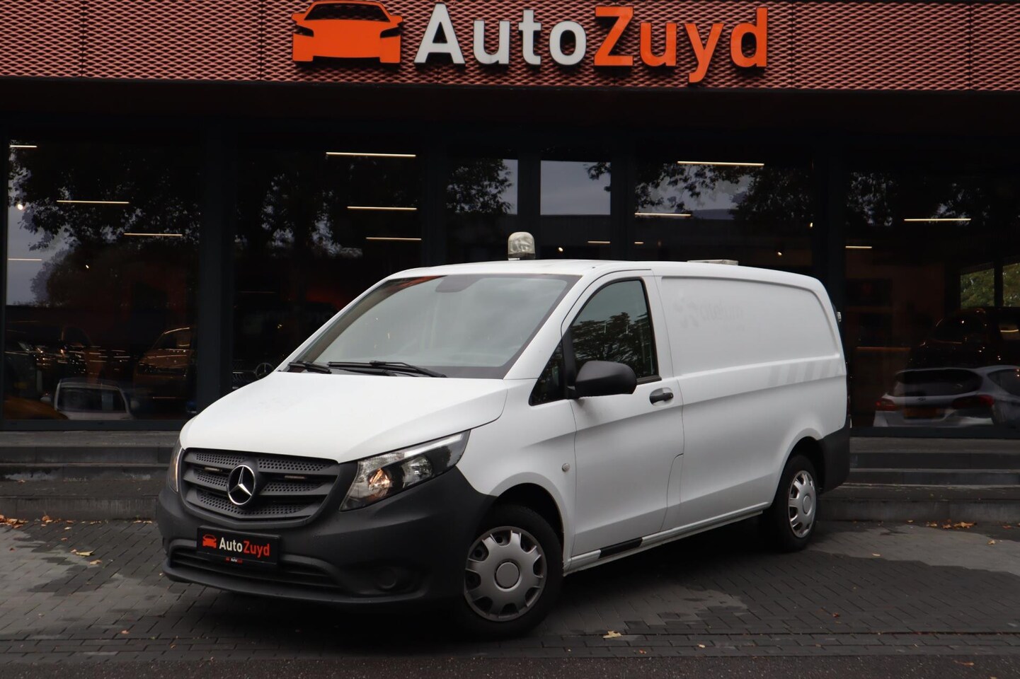 Mercedes-Benz Vito - 111 CDI / Radio / Airco / Stoelverwarming / Trekhaak / Prijs inclusief BTW € 18.141,53 - AutoWereld.nl