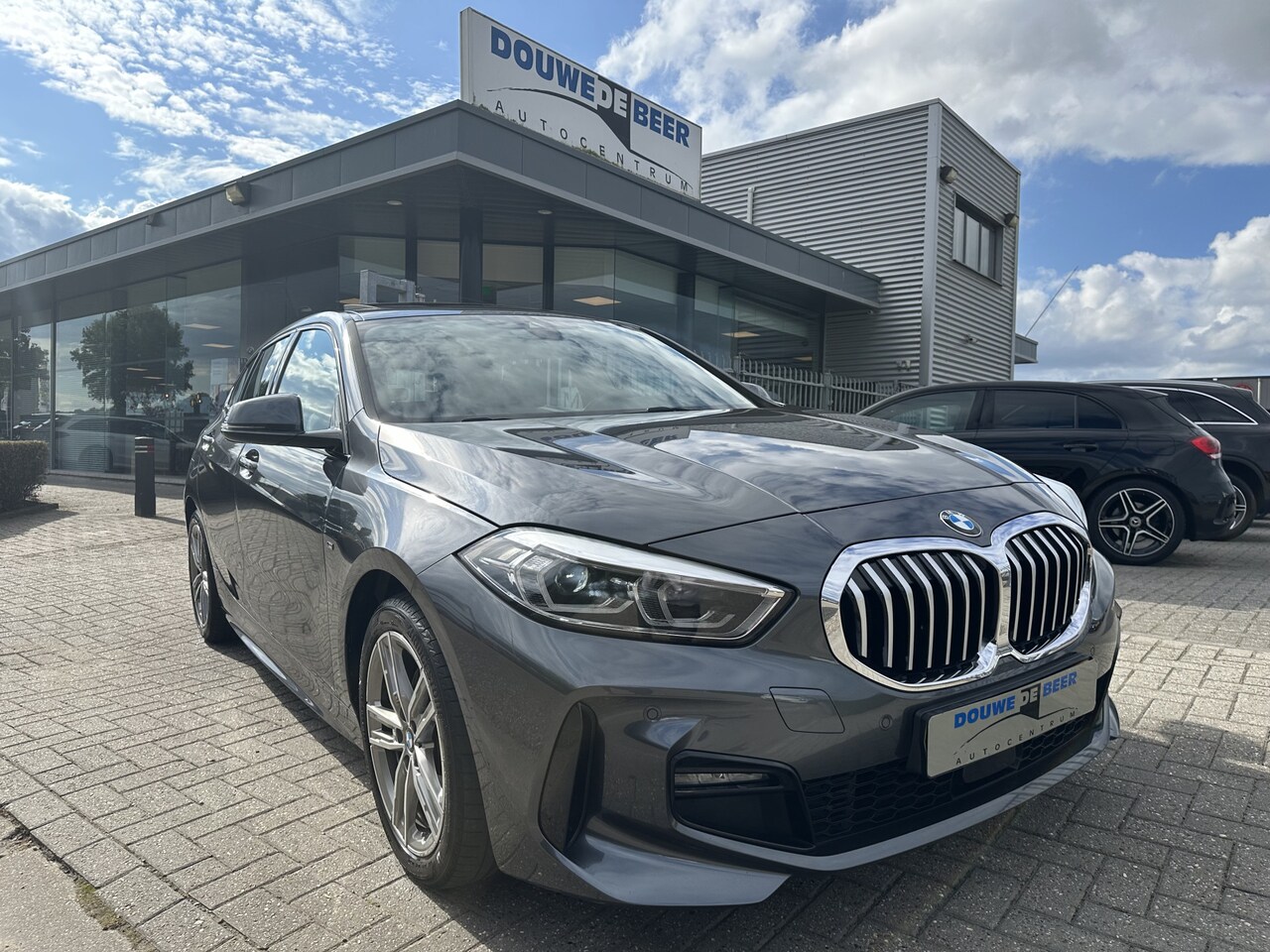 BMW 1-serie - 118i M-Sport Pano-Dak | Trekhaak | Metallic | - AutoWereld.nl