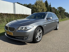 BMW 5-serie Touring - 528i High Executive / AUTOMAAT / PANORAMADAK / LEER / NAVI