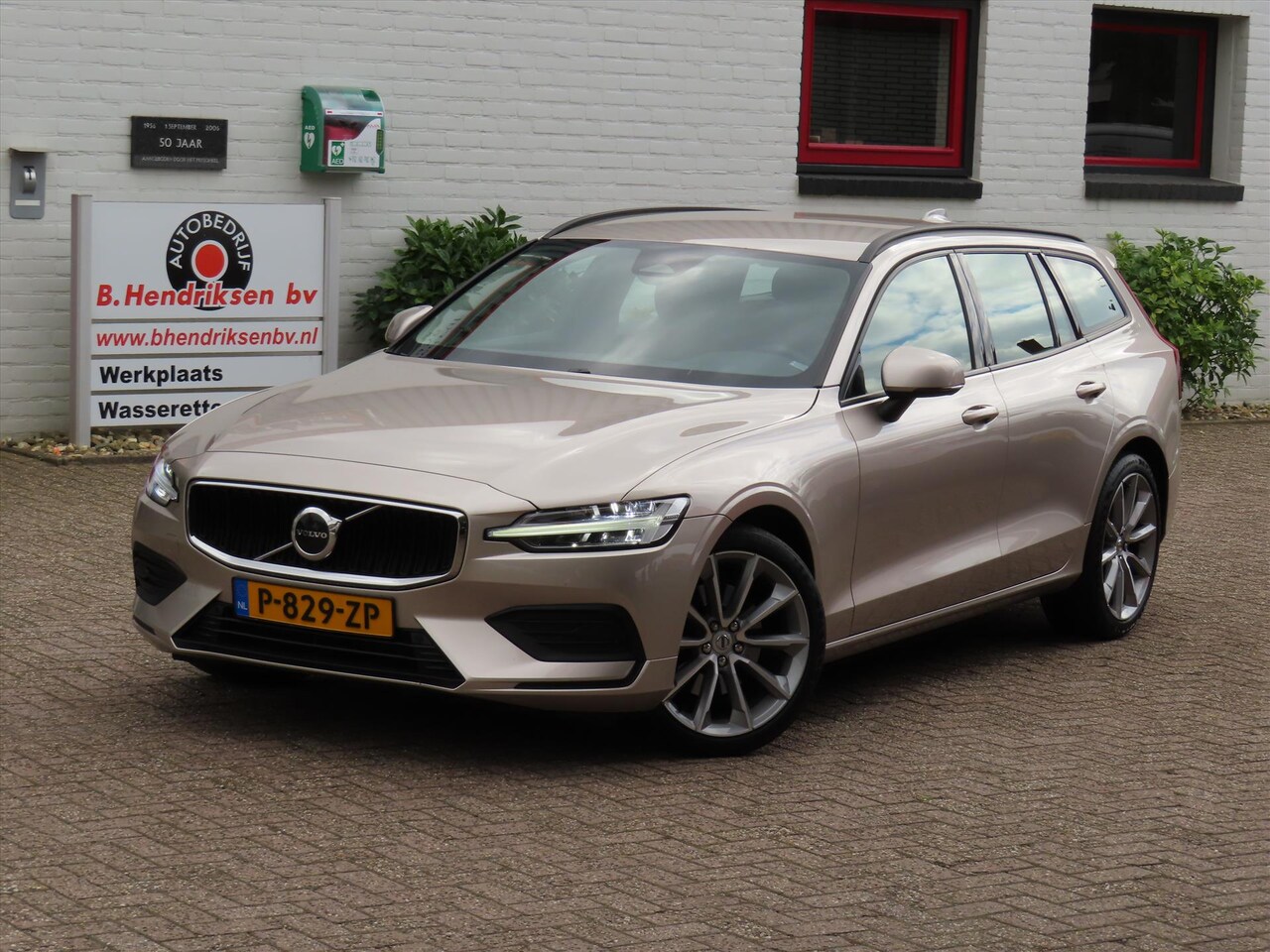 Volvo V60 - B3 163pk Mild Hybrid Aut Essential/ Navigatie/ 19 Inch velgen/ Apple Carplay/ DAB/ 1 Eigen - AutoWereld.nl