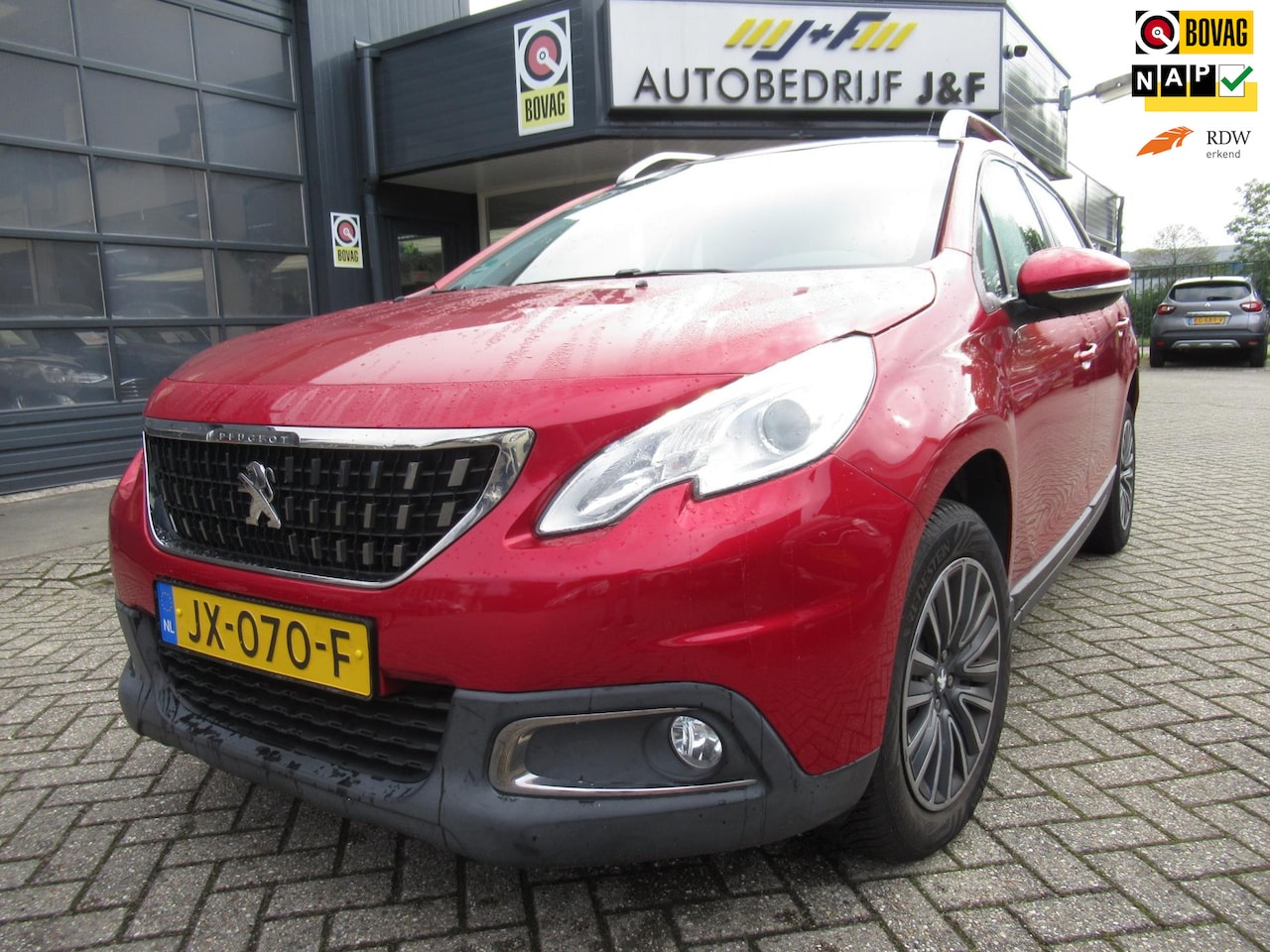 Peugeot 2008 - 1.2 PureTech Blue Lion / 1e Eig / NAV / PDC / PANO - AutoWereld.nl