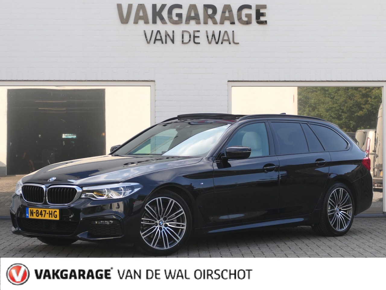 BMW 5-serie Touring - 520i High Executive | M-sport | Individual lak | Panoramadak | Achteruitrijcamera | Draadl - AutoWereld.nl