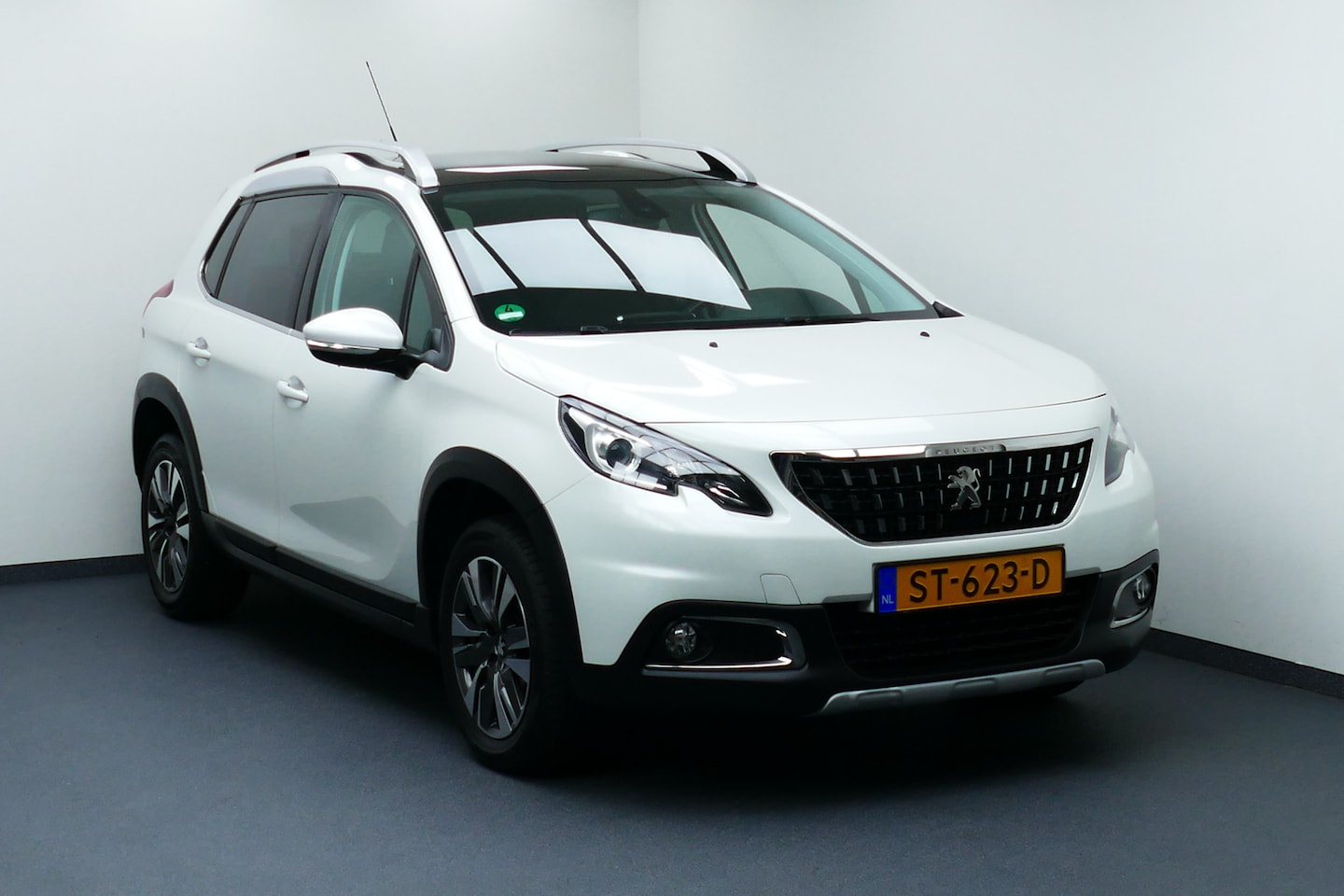 Peugeot 2008 - 1.2 PureTech Allure. Panodak, Navi, Camera, Clima, Cruise, Half Leer, 16"LMV - AutoWereld.nl