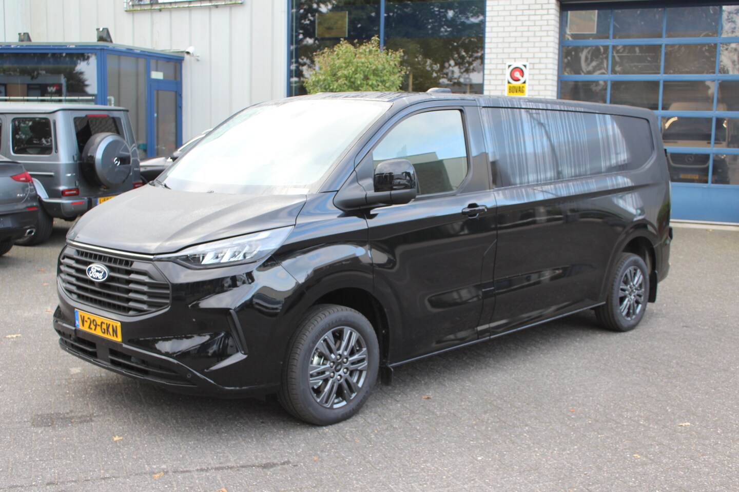 Ford Transit Custom - 300L 2.0 TDCI L2H1 Limited Leder, ACC, Dodehoek, Inklapbare trekhaak - AutoWereld.nl