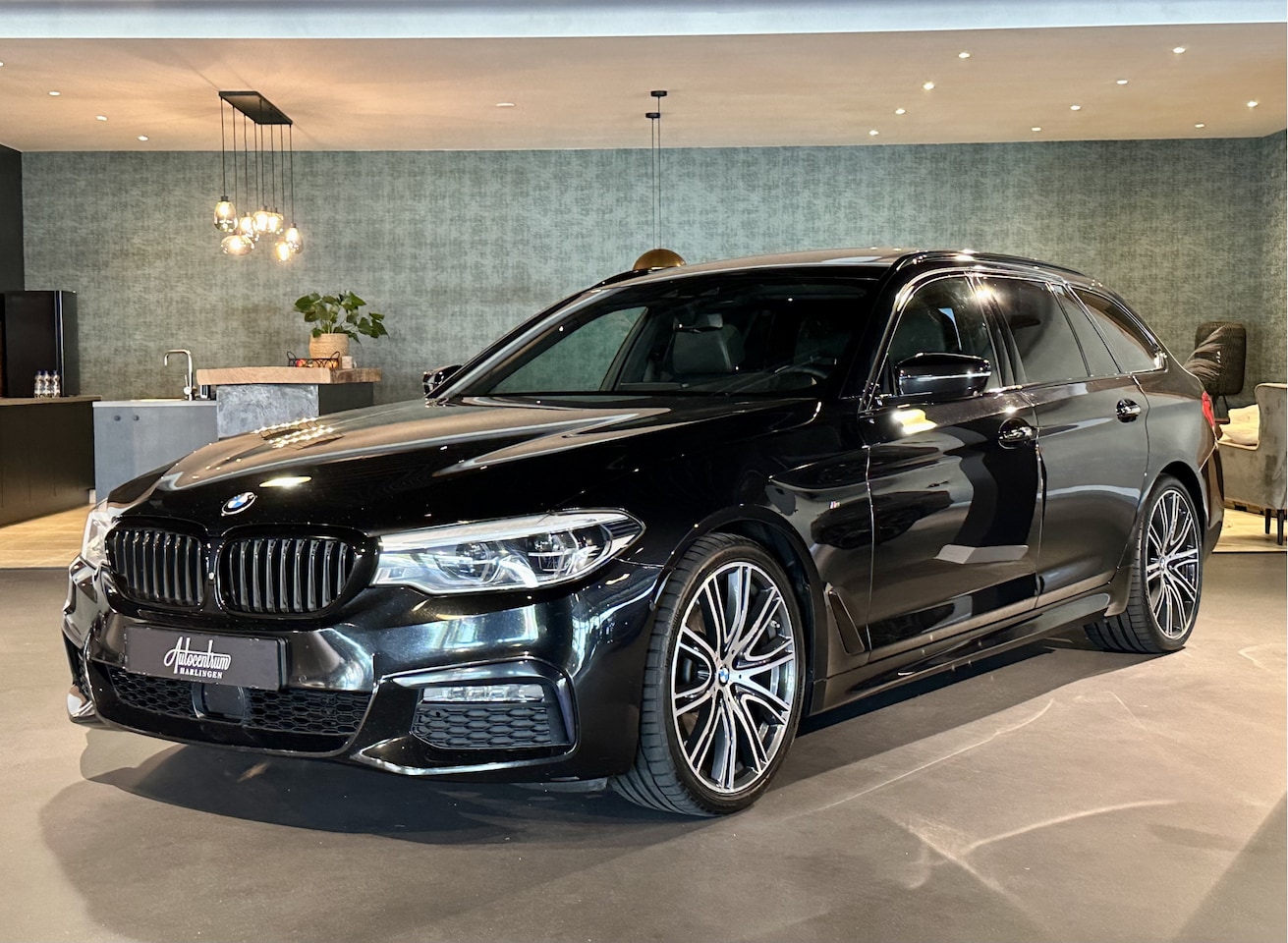 BMW 5-serie Touring - 520d High Exe I M-Sportpakket I Pano I Nappa Leder - AutoWereld.nl