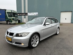 BMW 3-serie Touring - 318i Business Line 6-Bak 130 PK. Clima, Cruise, Trekhaak, LMvelgen, Parkeerhulp, Enz.....