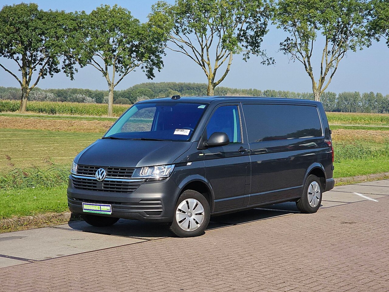 Volkswagen Transporter - 2.0 TDI L2H1 28 Economy Business T6.1 NAP CarPlay Deuren Pdc Euro6 ! - AutoWereld.nl