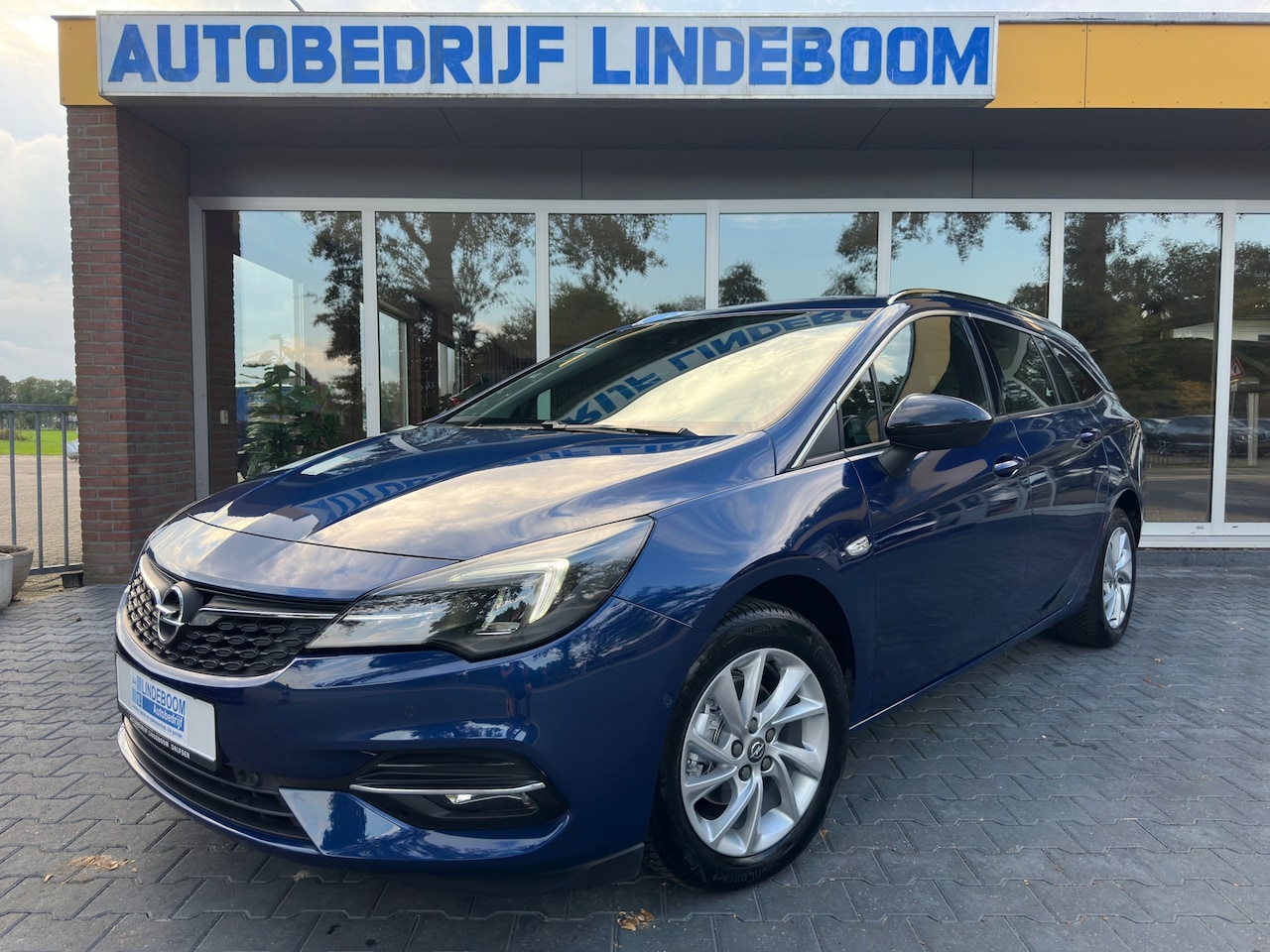 Opel Astra Sports Tourer - 1.2 Elegance Lage Km stand - AutoWereld.nl