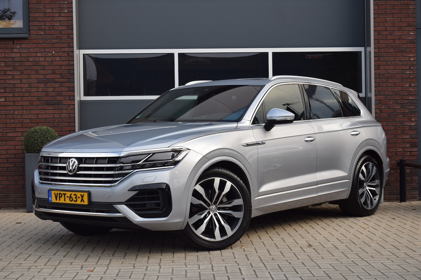 Volkswagen Touareg - 3.0 TDI 286pk R-line - Grijs Kenteken - AutoWereld.nl