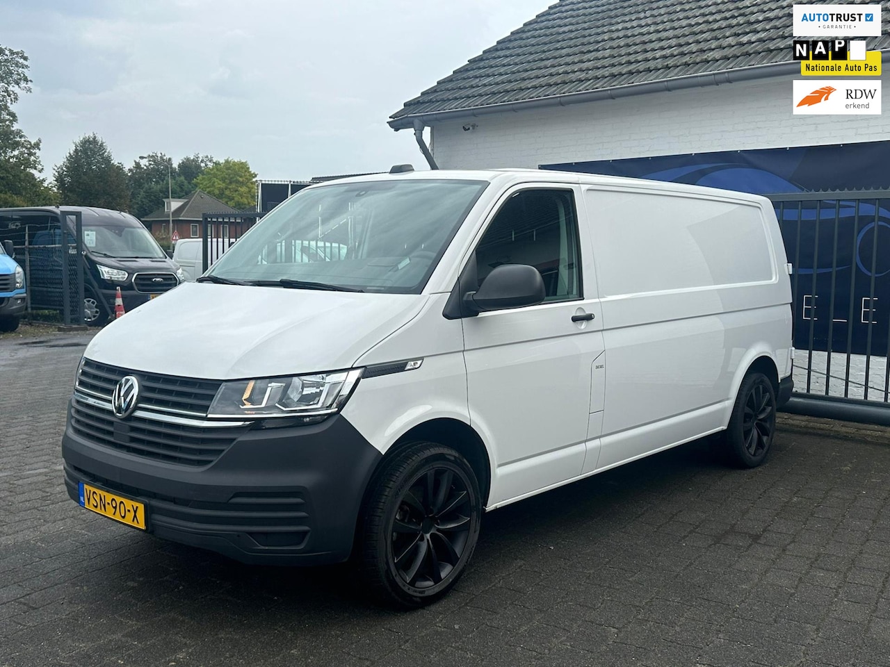 Volkswagen Transporter - 2.0 TDI L2H3 28 / AIRCO / NAVIGATIE / CRUISE CONTROL - AutoWereld.nl