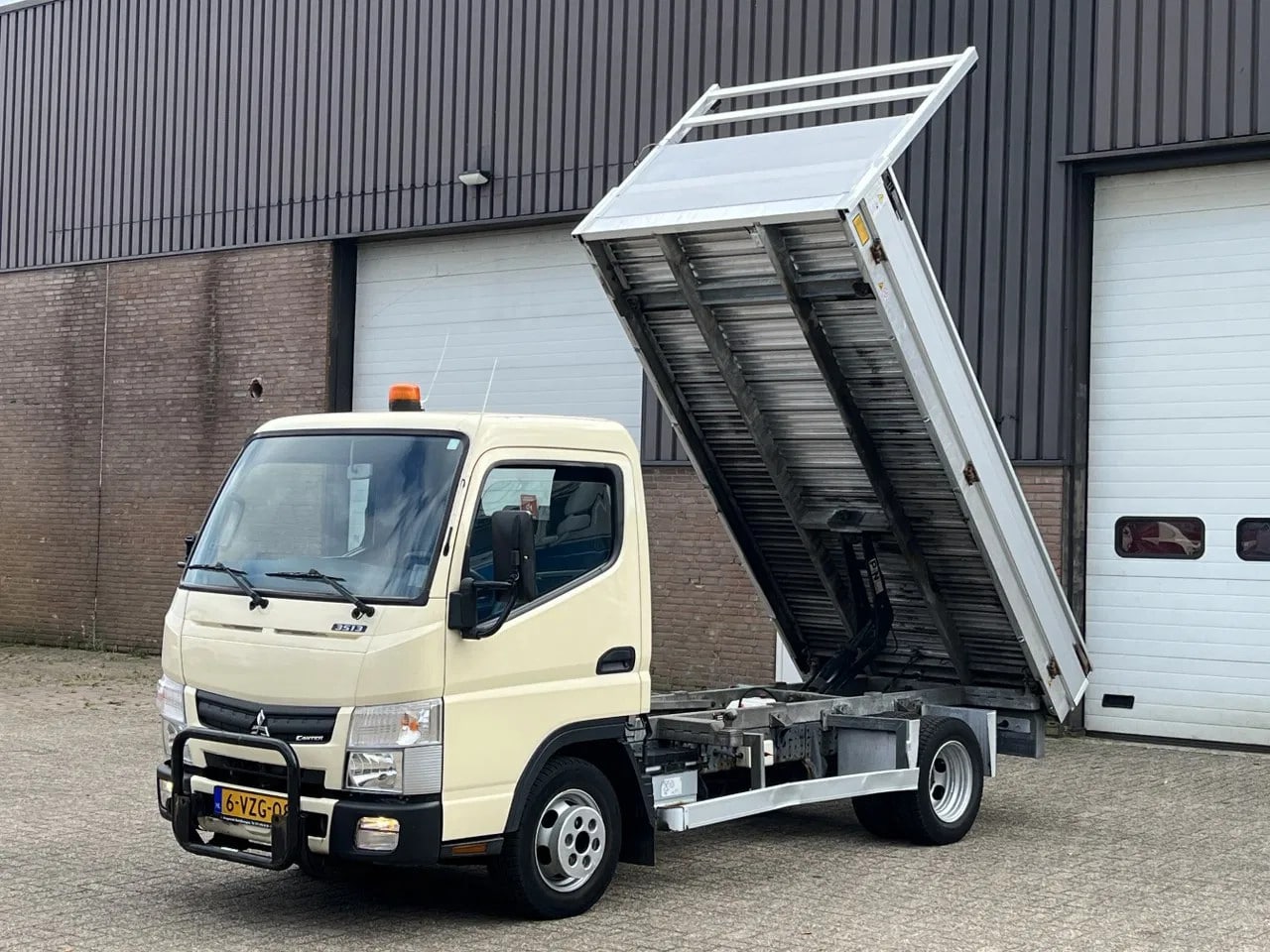 Mitsubishi Canter - Fuso 3S13 / 3-way kipper / Alu kipper / Only 56.210 kg / Airco / NL Truck - AutoWereld.nl