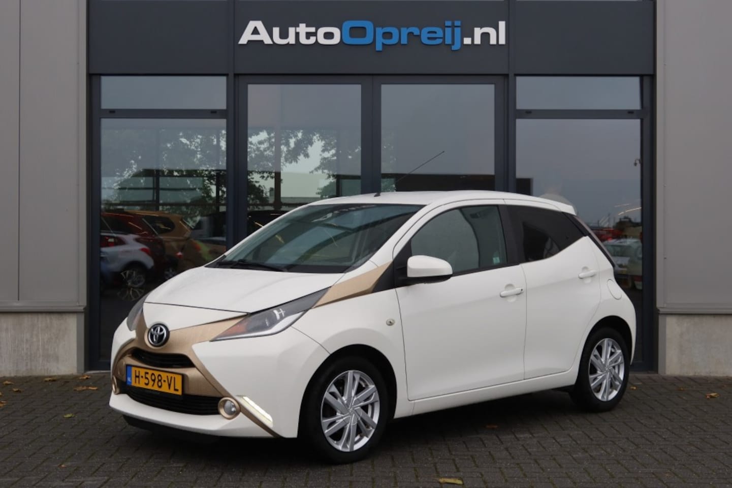 Toyota Aygo - 1.0 VVT-i X-Play 5drs. LIM, Airco, Carplay, Camera, LM-Vel - AutoWereld.nl