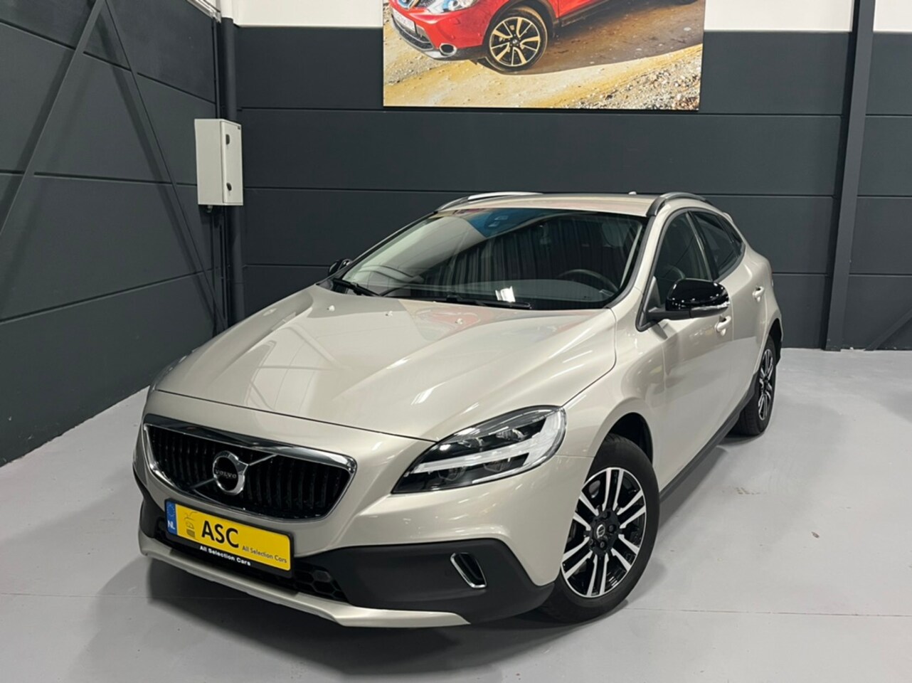 Volvo V40 Cross Country - 1.5 T3 152pk Momentum (Automaat) Navigatie Camera Full Led - UNIEK 12.000 km !! 1e Eigenaa - AutoWereld.nl