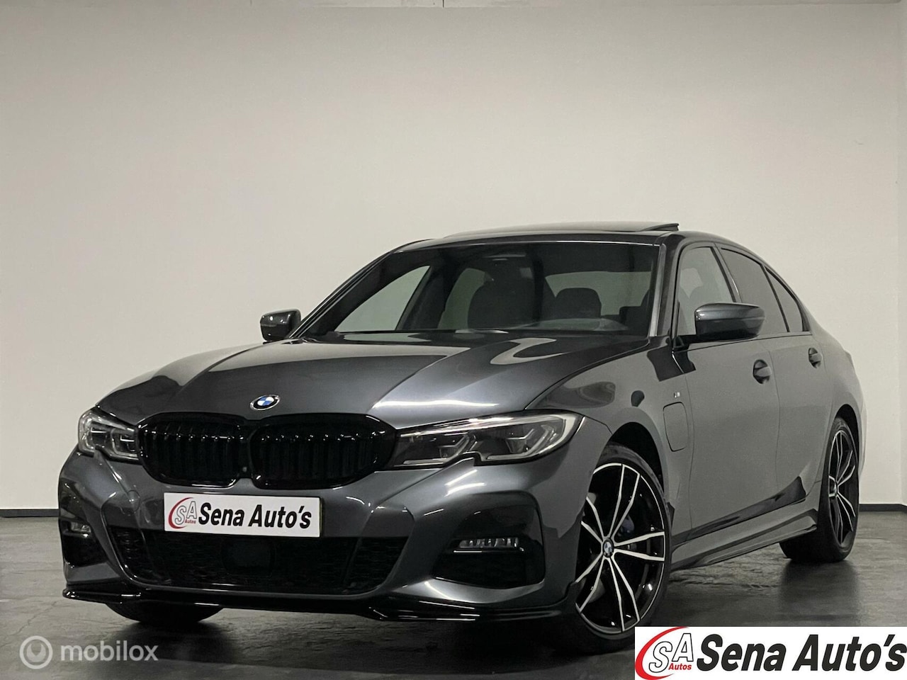 BMW 3-serie - 330e High Executive M Sport /LED/Lage km - AutoWereld.nl