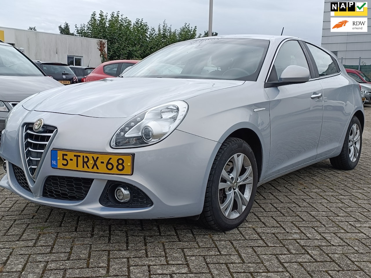 Alfa Romeo Giulietta - 1.4 AUTOMAT/NIEU RIEM/EERSTE EIGENAAR - AutoWereld.nl