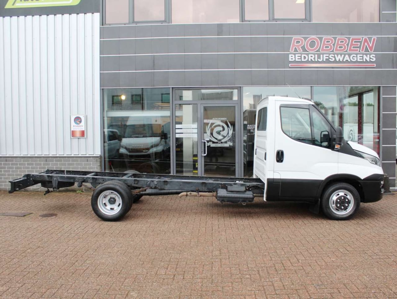 Iveco Daily - 40C18 3.0 Chassis Cabine Aut. Dubbellucht/Airco - AutoWereld.nl