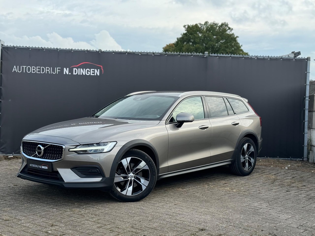 Volvo V60 Cross Country - 2.0 D3 AWD 34dkm! - AutoWereld.nl