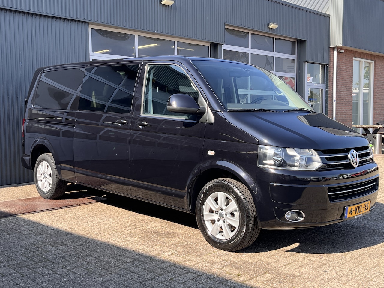 Volkswagen Transporter - 2.0 TDI L2H1 140pk DC Bpm vrij Airco Cruise control Navigatie Telefoon verbinding Stuurwie - AutoWereld.nl