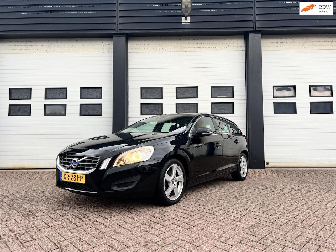 Volvo V60 - 1.6 T4 R-Design 1.6 T4 R-Design - AutoWereld.nl