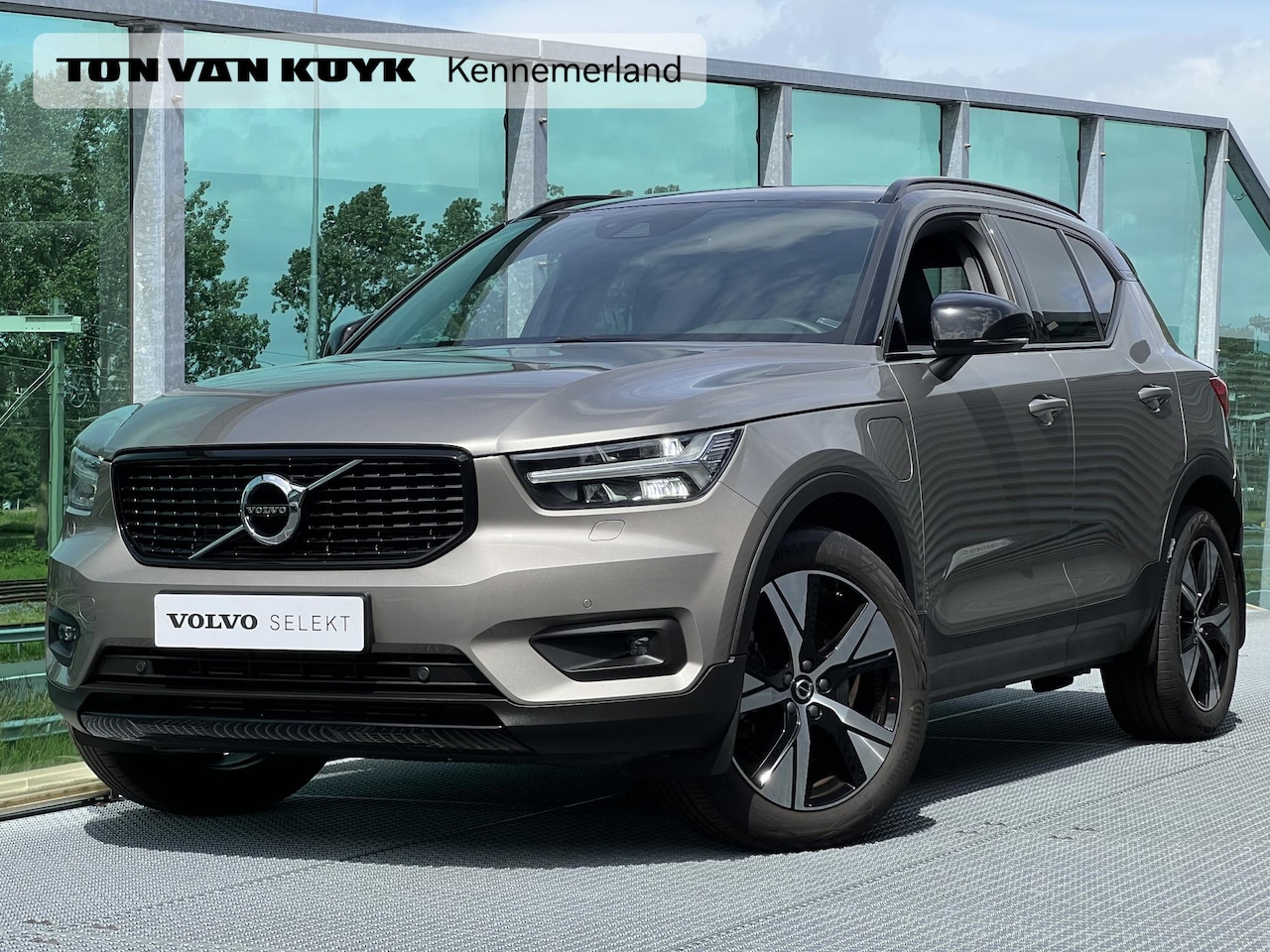 Volvo XC40 - 1.5 T4 Recharge Plus Dark Automaat, Verwarmde stoelen Voor + achter, Elektrisch verstelbar - AutoWereld.nl