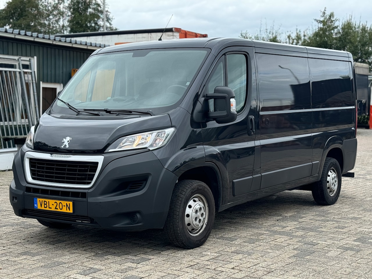 Peugeot Boxer - 330 2.0 BlueHDI L2H1 Premium 130 PK|Airco|1e eigenaar|Navigatie - AutoWereld.nl