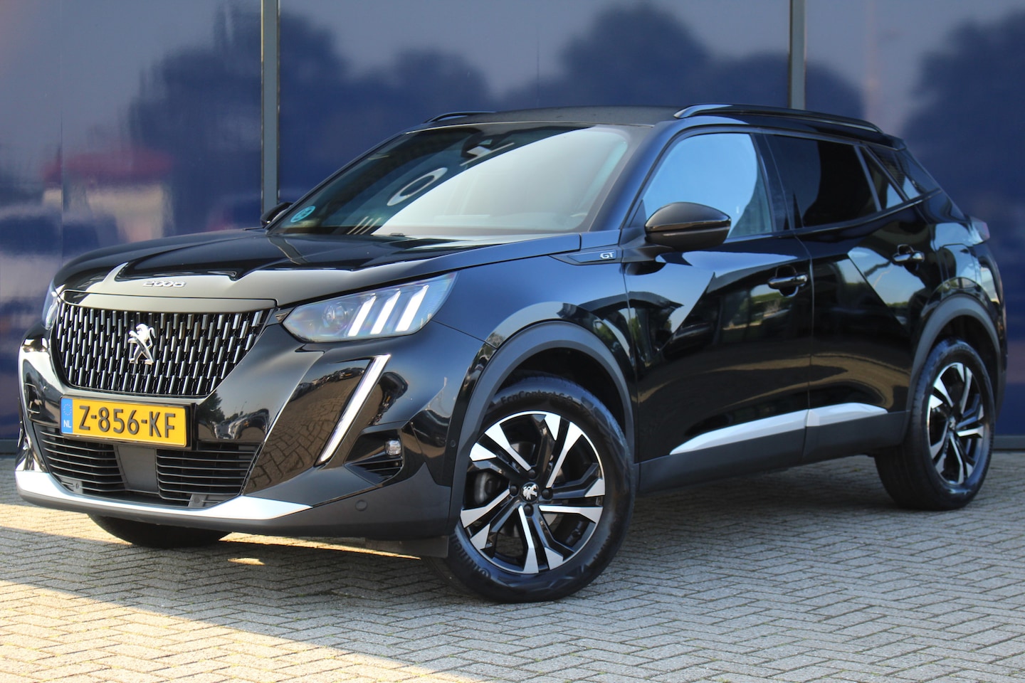 Peugeot 2008 - 1.2 GT 155PK Aut. | 3-D Cockpit | Navigatie | Camera | Carplay | LED | BLIS | Dode hoek se - AutoWereld.nl