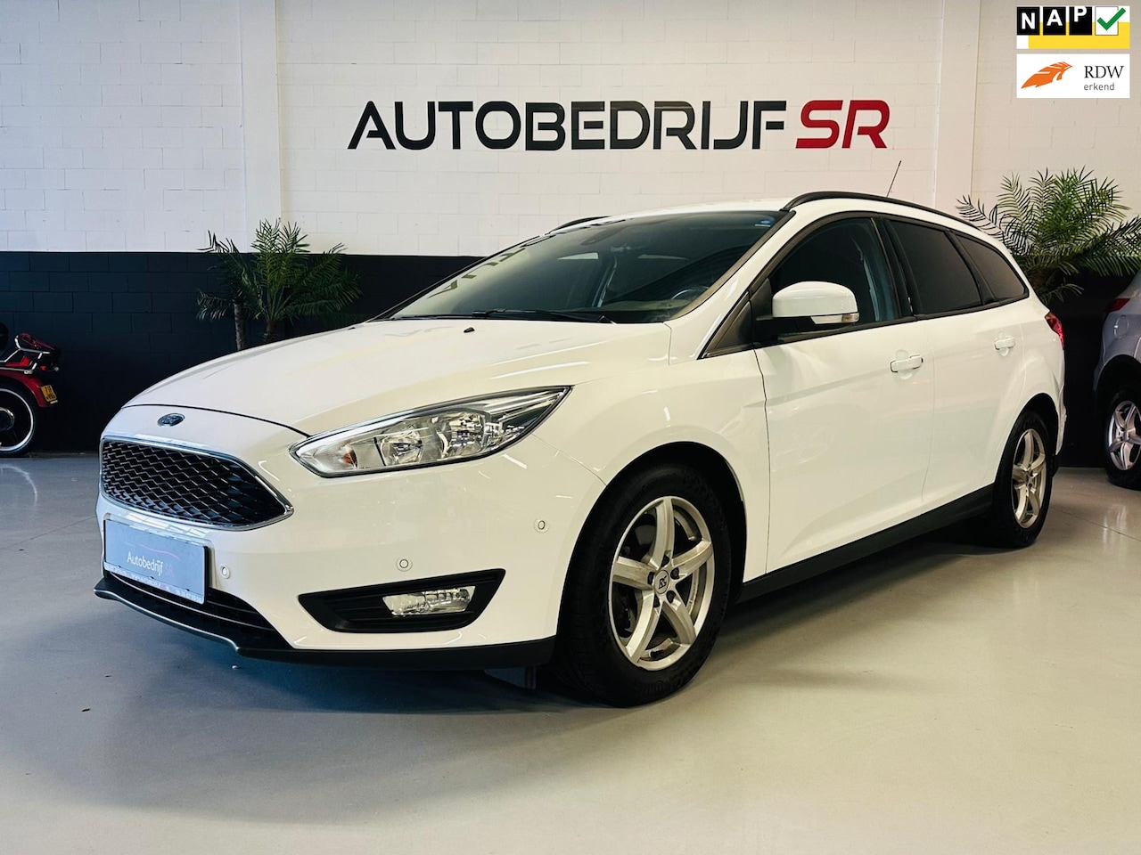 Ford Focus Wagon - 1.0 Titanium Navigatie! CruiseControle! PDC voor en achter! Trekhaak! - AutoWereld.nl