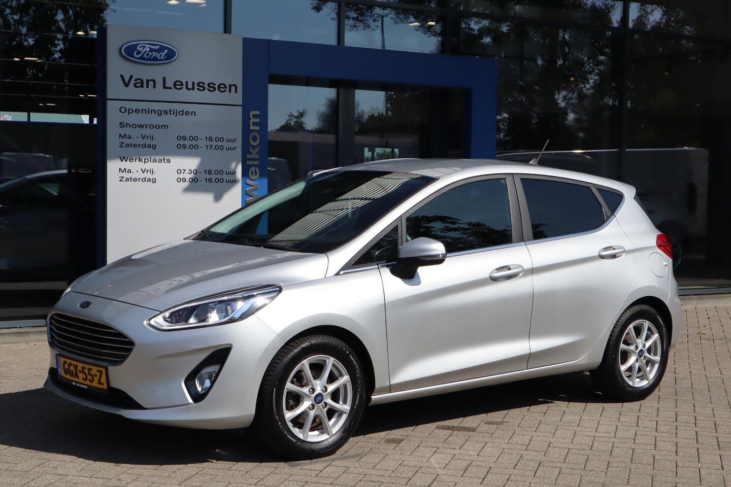 Ford Fiesta - TITANIUM 5-DEURS APPLE/ANDROID WINTERPACK LM-VELGEN PRIVACY-GLASS PARK-SENSOREN KEYLESS - AutoWereld.nl