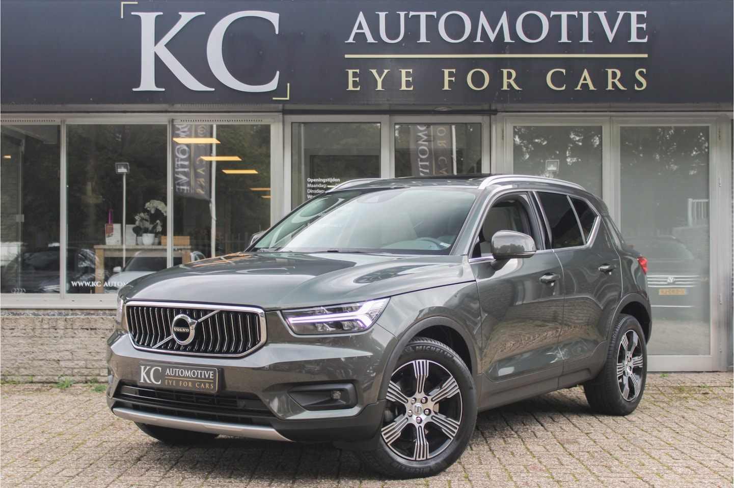 Volvo XC40 - 2.0 T4 Inscription | Pano | Leder | Camera - AutoWereld.nl