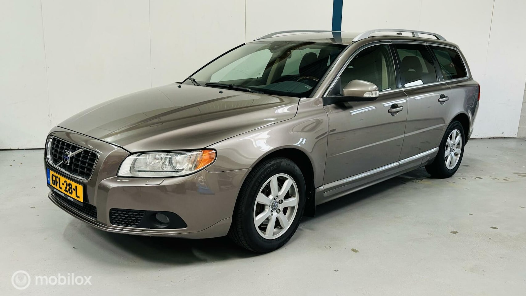 Volvo V70 - 2.5T Momentum YOUNGTIMER / LEER / XENON - AutoWereld.nl