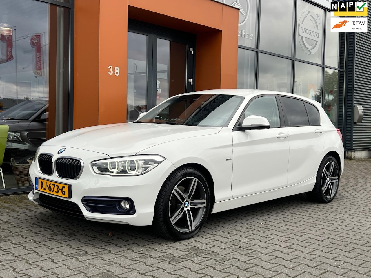 BMW 1-serie - 118i automaat|LED|Navi|Stoelv.|PDC|Bluetooth - AutoWereld.nl