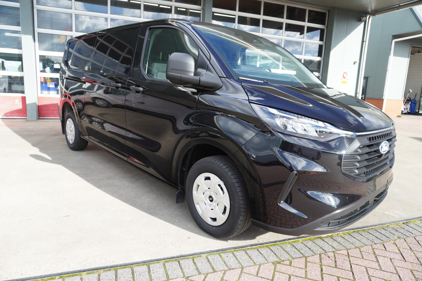 Ford Transit Custom - 320L 2.0 TDCI 136PK L2H1 Trend Achterklep Schuifdeur links en rechts Airco | Cruise | Came - AutoWereld.nl