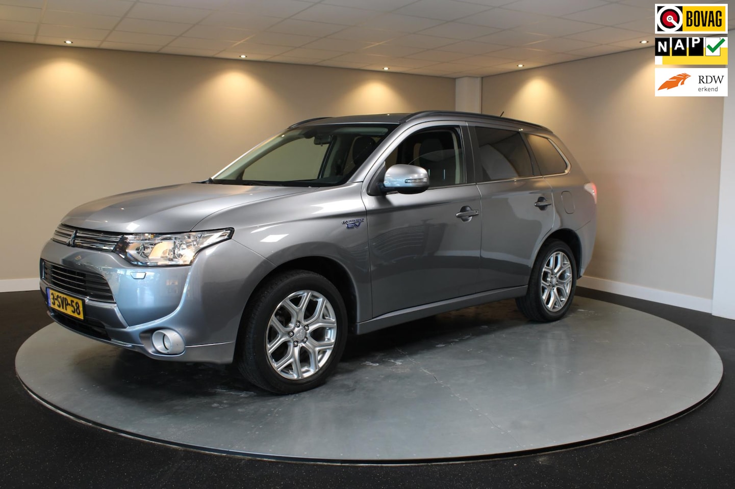 Mitsubishi Outlander - 2.0 PHEV Instyle *Dealer OH/2de Eigenaar* Open dak|Trekhaak - AutoWereld.nl