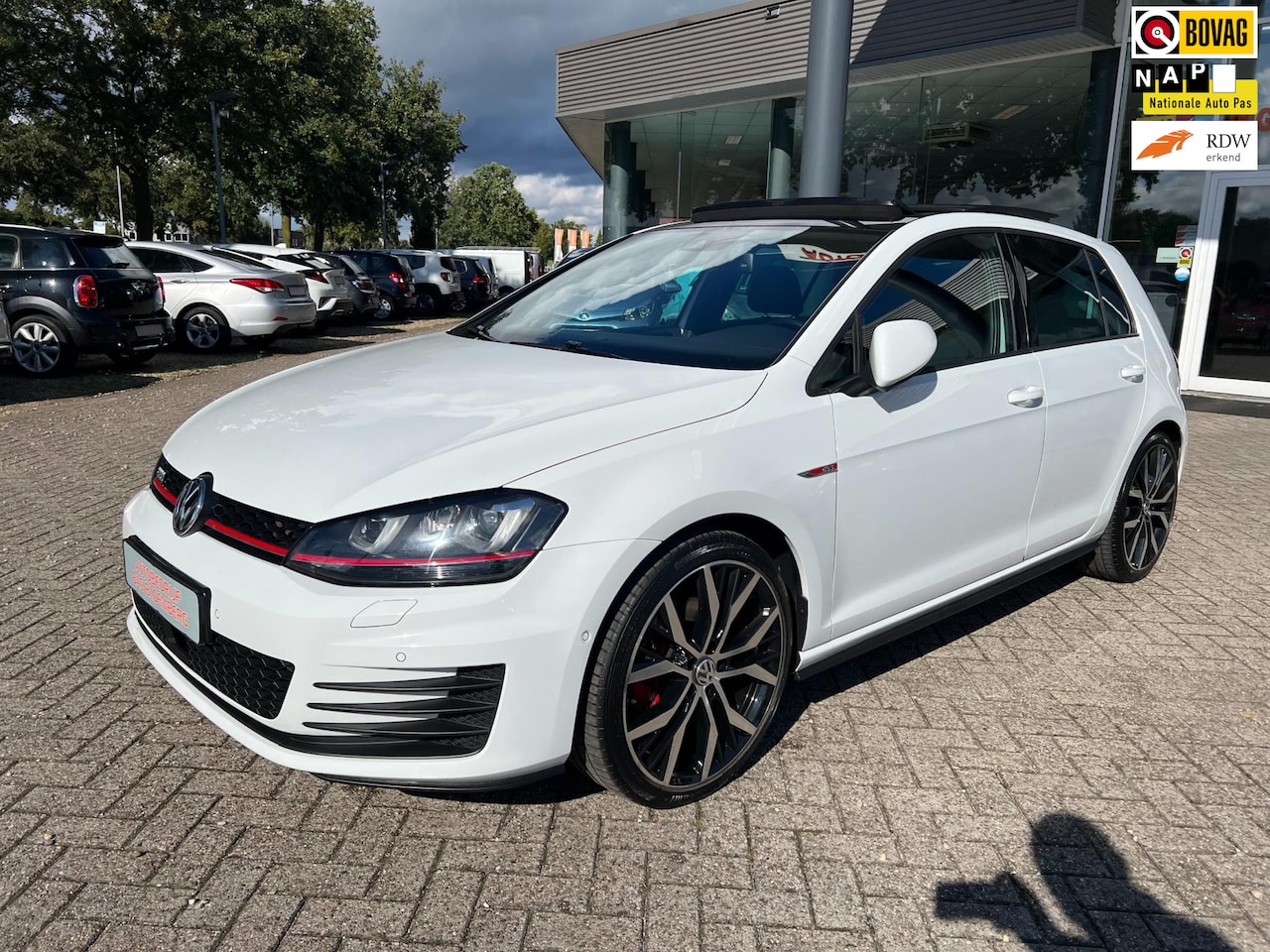 Volkswagen Golf - 2.0 TSI GTI 2.0 TSI GTI, DSG, Panodak, Xenon, Keyless, Camera, 19", etc. - AutoWereld.nl