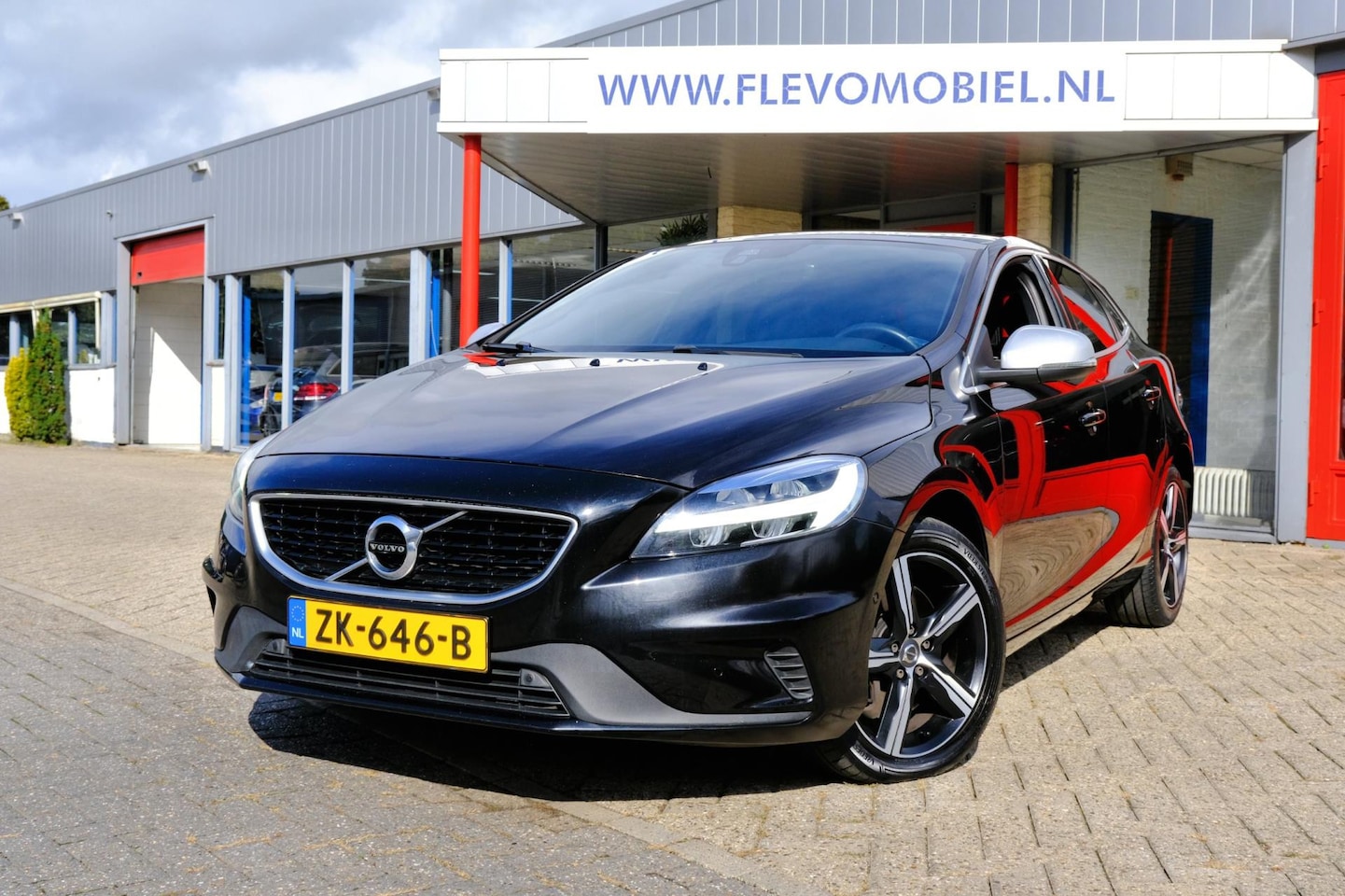 Volvo V40 - 2.0 D3 150pk Polar+ Sport Aut. Pano|1e Eig|LED|Navi|Leder-Alcantara|LMV - AutoWereld.nl